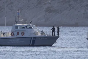 Βουλιαγμένη: Βυθίστηκε καταμαράν με 10 επιβαίνοντες ανοιχτά των Φλεβών – Ολοι σώοι