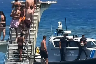 Ρόδος: Βουτιές στο σφραγισμένο τραμπολίνο της παραλίας Έλλη παρά την απαγόρευση