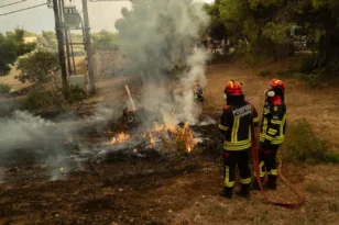 Νύχτα αγωνίας, μάχη με τις φλόγες στη Δυτική Αττική, πάνω από 7.000 στρέμματα η πληγείσα έκταση από την πυρκαγιά στην Αιγιάλεια