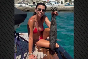 «Δεν υπάρχει κανένας λόγος να φοβόμαστε ή να αποφεύγουμε τη θάλασσα», η Μαρίνα Βερνίκου με λαγοκέφαλο στο χέρι