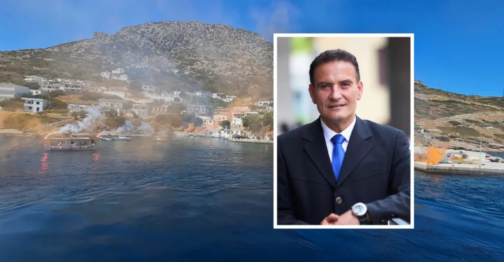 Φούρνοι: Με κόρνες πλοίων και πορτοκαλί καπνογόνα αποχαιρέτησαν τον δήμαρχο Δημήτρη Καρύδη Φούρνοι: Με κόρνες πλοίων και πορτοκαλί καπνογόνα αποχαιρέτησαν τον δήμαρχο Δημήτρη Καρύδη