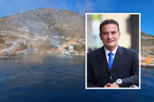 Φούρνοι: Με κόρνες πλοίων και πορτοκαλί καπνογόνα αποχαιρέτησαν τον δήμαρχο Δημήτρη Καρύδη