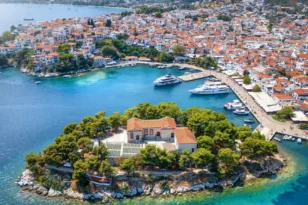 Σκιάθος: Πλοίο συγκρούστηκε με θαλάσσιο ταξί κατά την πρόσδεση – Ακινητοποιήθηκε το «Νήσος Αίγινα»