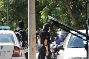 Η 46χρονη κατηγορούμενη για την υπόθεση Marfin κατά την άφιξή της στα δικαστήρια της Ευελπίδων