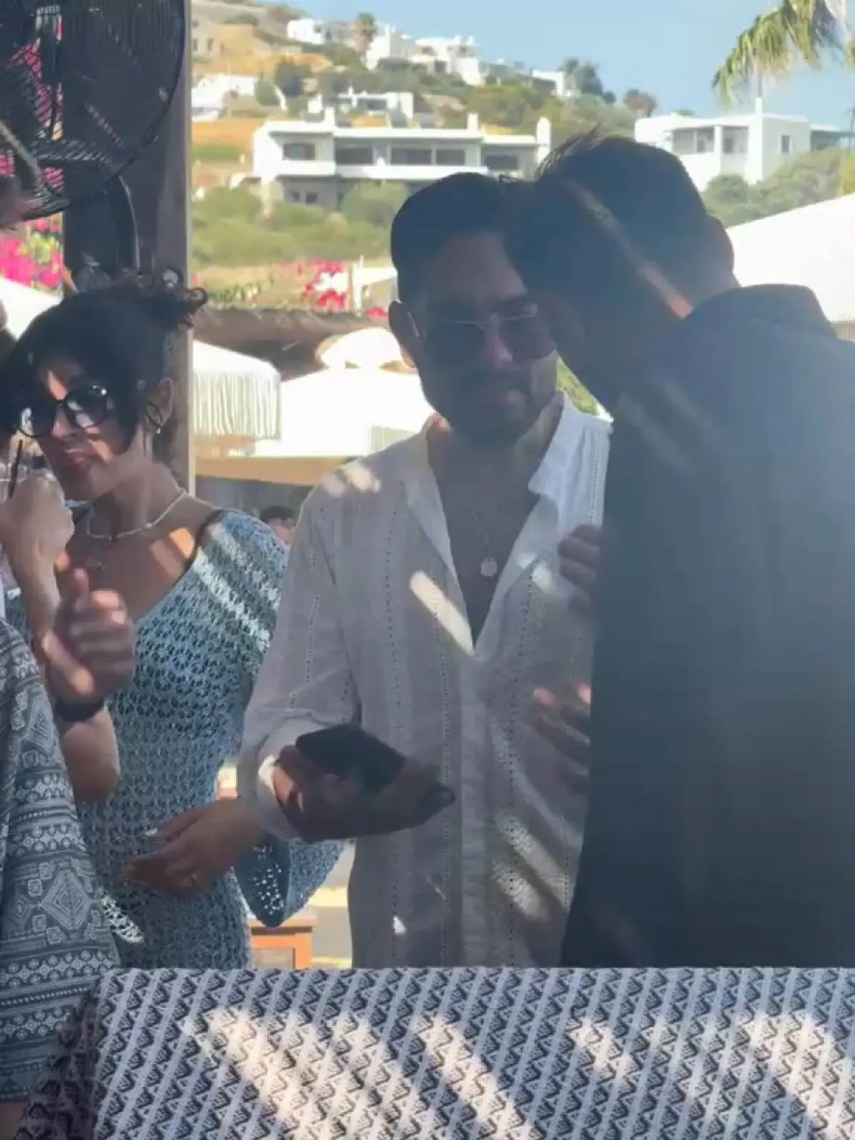 Μάστορας και Μελίνα Νικολαΐδη στο ίδιο beach bar στην Πάρο – Οι εικόνες που άναψαν φωτιές στα social