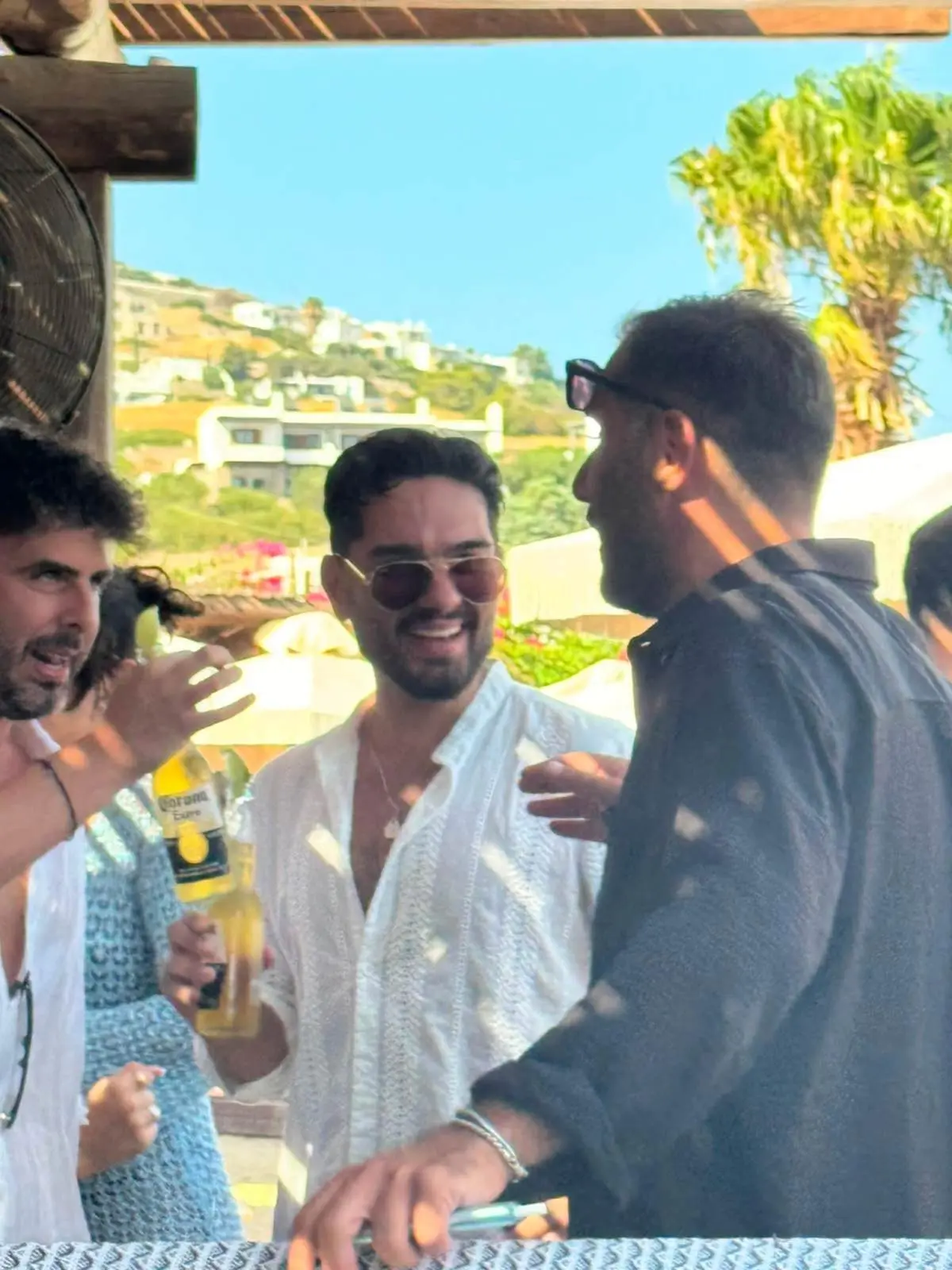 Μάστορας και Μελίνα Νικολαΐδη στο ίδιο beach bar στην Πάρο – Οι εικόνες που άναψαν φωτιές στα social Μάστορας και Μελίνα Νικολαΐδη στο ίδιο beach bar στην Πάρο – Οι εικόνες που άναψαν φωτιές στα social
