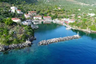Το «νησί» της Πελοποννήσου που πας χωρίς πλοίο – Ηφαίστειο, θερμές πηγές και μικρά λιμάνια