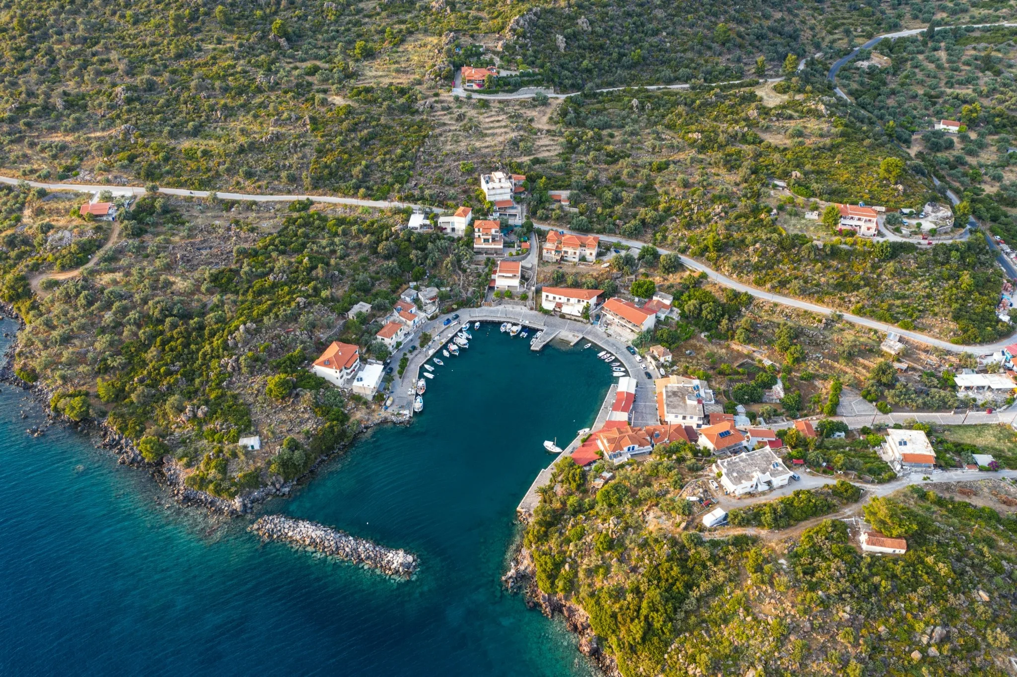 Το «νησί» της Πελοποννήσου που πας χωρίς πλοίο – Ηφαίστειο, θερμές πηγές και μικρά λιμάνια Ψαρόβαρκες και σπίτια γύρω από το μικρό λιμάνι στο Βαθύ Μεθάνων.