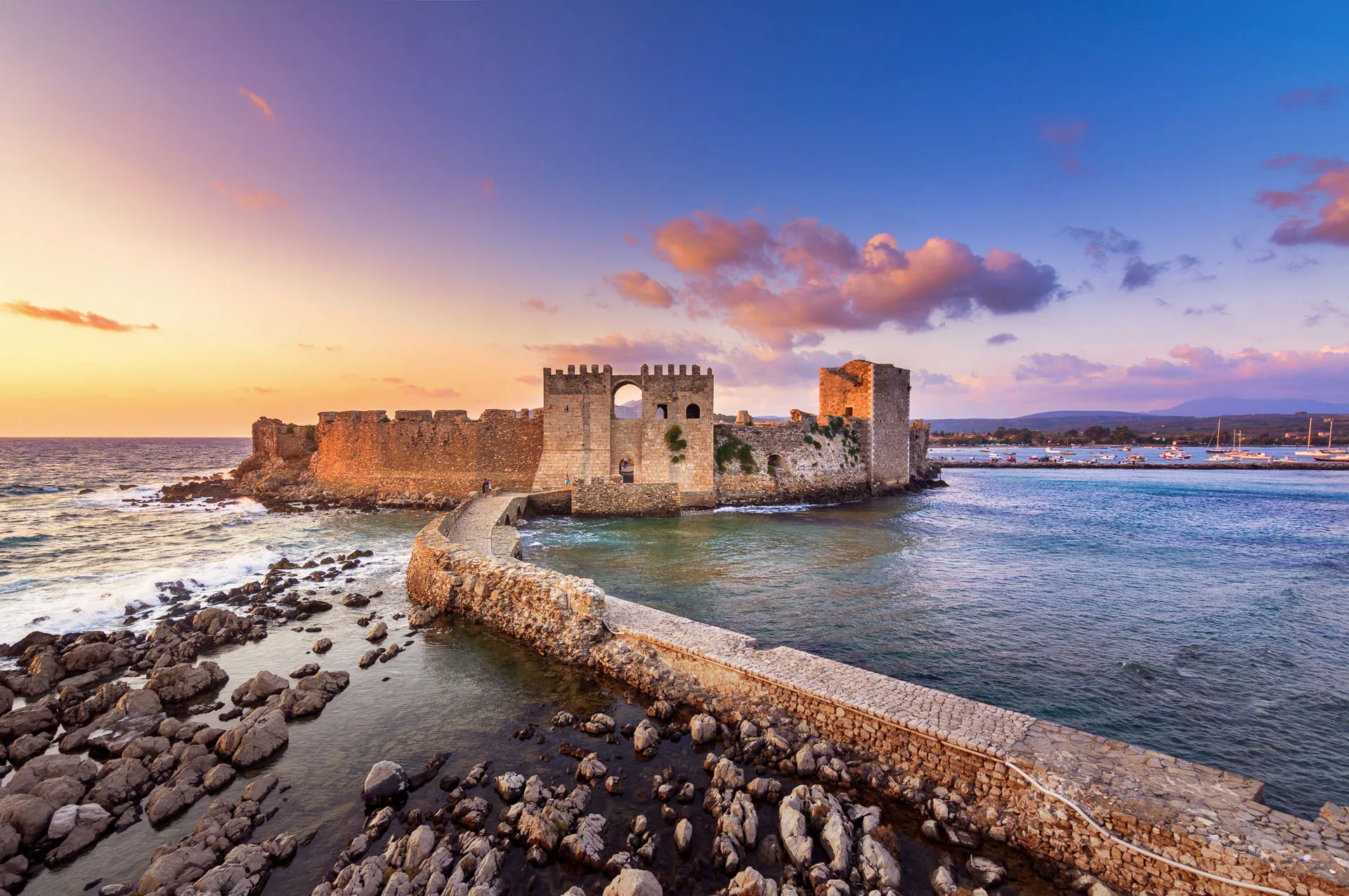 Η διαδρομή της Πελοποννήσου που μοιάζει φτιαγμένη για τον Αύγουστο Το Κάστρο της Μεθώνης και ο πέτρινος διάδρομος που οδηγεί στο Μπούρτζι μέσα στη θάλασσα