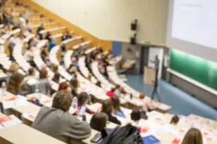 Σπουδές στην Ευρώπη: Οι γυναίκες παίρνουν 6 στα 10 πτυχία – Πού παραμένει τεράστιο το χάσμα
