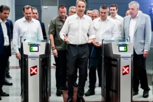 Θεσσαλονίκη: Με το τρένο κατέφθασε στη Μίκρα ο Πρωθυπουργός – Δείτε ΖΩΝΤΑΝΑ τα εγκαίνια της επέκτασης στην Καλαμαριά