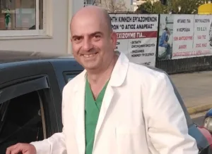 Ασθενείς και συνοδοί με υψωμένο το κινητό καταγράφουν τα πάντα: «Είμαστε υπό διαρκή απειλή» Ο Μιχάλης Στελλάτος