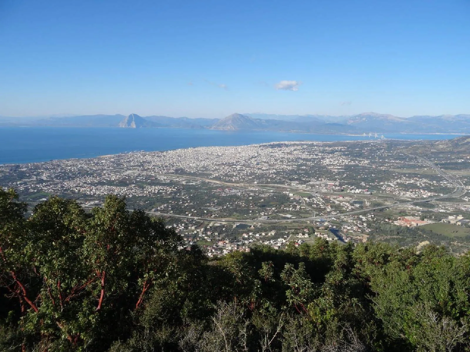 &Eta; &Pi;ά&tau;&rho;&alpha; &kappa;&omicron;&iota;&tau;ά&zeta;&epsilon;&iota; &epsilon;&pi;&iota;&tau;έ&lambda;&omicron;&upsilon;&sigmaf; &pi;&rho;&omicron;&sigmaf; &tau;&omicron; &beta;&omicron;&upsilon;&nu;ό - &Epsilon;&tau;&omicron;&iota;&mu;&omicron; &tau;&omicron; &pi;&rho;ώ&tau;&omicron; &delta;ί&kappa;&tau;&upsilon;&omicron; &mu;&omicron;&nu;&omicron;&pi;&alpha;&tau;&iota;ώ&nu;