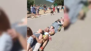 Κεφαλονιά: Πιστοί στο έδαφος για να περάσει το σκήνωμα του Αγίου Γερασίμου Κεφαλονιά: Πιστοί στο έδαφος για να περάσει το σκήνωμα του Αγίου Γερασίμου