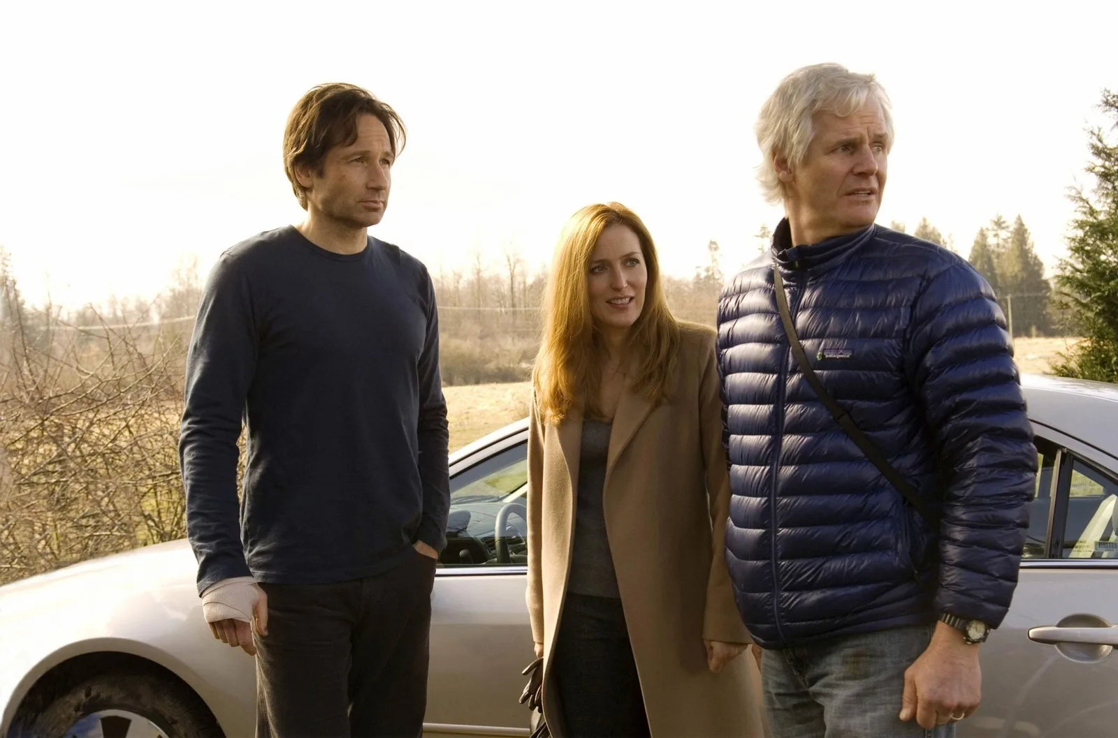 X-Files: Η ταινία που απογοήτευσε τους fans επιστρέφει 18 χρόνια μετά Ο David Duchovny, η Gillian Anderson και ο Chris Carter στα γυρίσματα του X-Files I Want to Believe