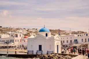 Τουρισμός 2026: Περισσότεροι επισκέπτες, αλλά τα έσοδα πάτησαν φρένο τον Ιούνιο