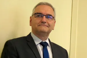 Γαλλία: Έδινε κρυφά διουρητικά σε υποψήφιες για δουλειά για να τις βλέπει να ουρούν