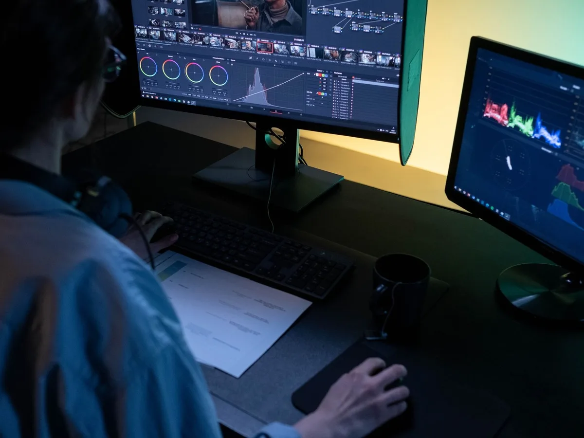 Το «Netflix look» κατέκτησε το σινεμά: Η επίπεδη εικόνα που βλέπουμε παντού Επαγγελματίας επεξεργάζεται χρώμα και φωτισμό σε σταθμό color grading