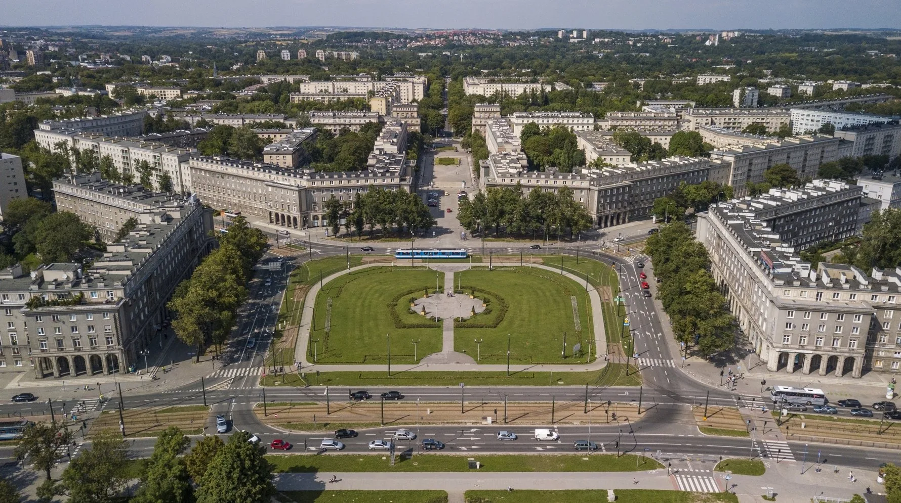 Κρακοβία: Η ευρωπαϊκή πόλη που τον χειμώνα μοιάζει βγαλμένη από ταινία – Τι κρύβεται κάτω από την πλατεία της Η Κεντρική Πλατεία της Νόβα Χούτα με τα συμμετρικά κτίρια του σοσιαλιστικού ρεαλισμού
