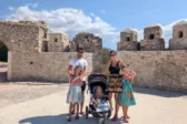 Η φωτιά έσβησε το όνειρό τους στην Αιγιάλεια αλλά δεν εγκαταλείπουν – Βρετανική οικογένεια έχασε το σπίτι λίγο πριν μετακομίσει