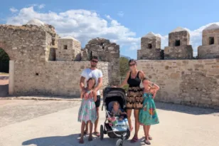 Η φωτιά έσβησε το όνειρό τους στην Αιγιάλεια αλλά δεν εγκαταλείπουν – Βρετανική οικογένεια έχασε το σπίτι λίγο πριν μετακομίσει