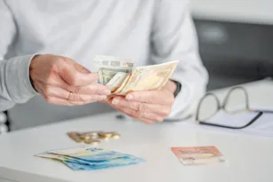 Συντάξεις Σεπτεμβρίου: Κλείδωσαν οι πληρωμές – Ποιοι παίρνουν χρήματα στις 26 και ποιοι στις 28 Αυγούστου