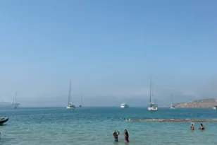 Κυκλάδες: Πυκνή ομίχλη εξαφάνισε τον ορίζοντα – Πλοία με συνεχείς κόρνες, ΒΙΝΤΕΟ