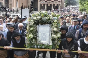 Δεκαπενταύγουστος στη Μακεδονία: Η Σουμελά στο επίκεντρο – Οι Καβαλάρηδες της Σιάτιστας κρατούν το έθιμο ζωντανό
