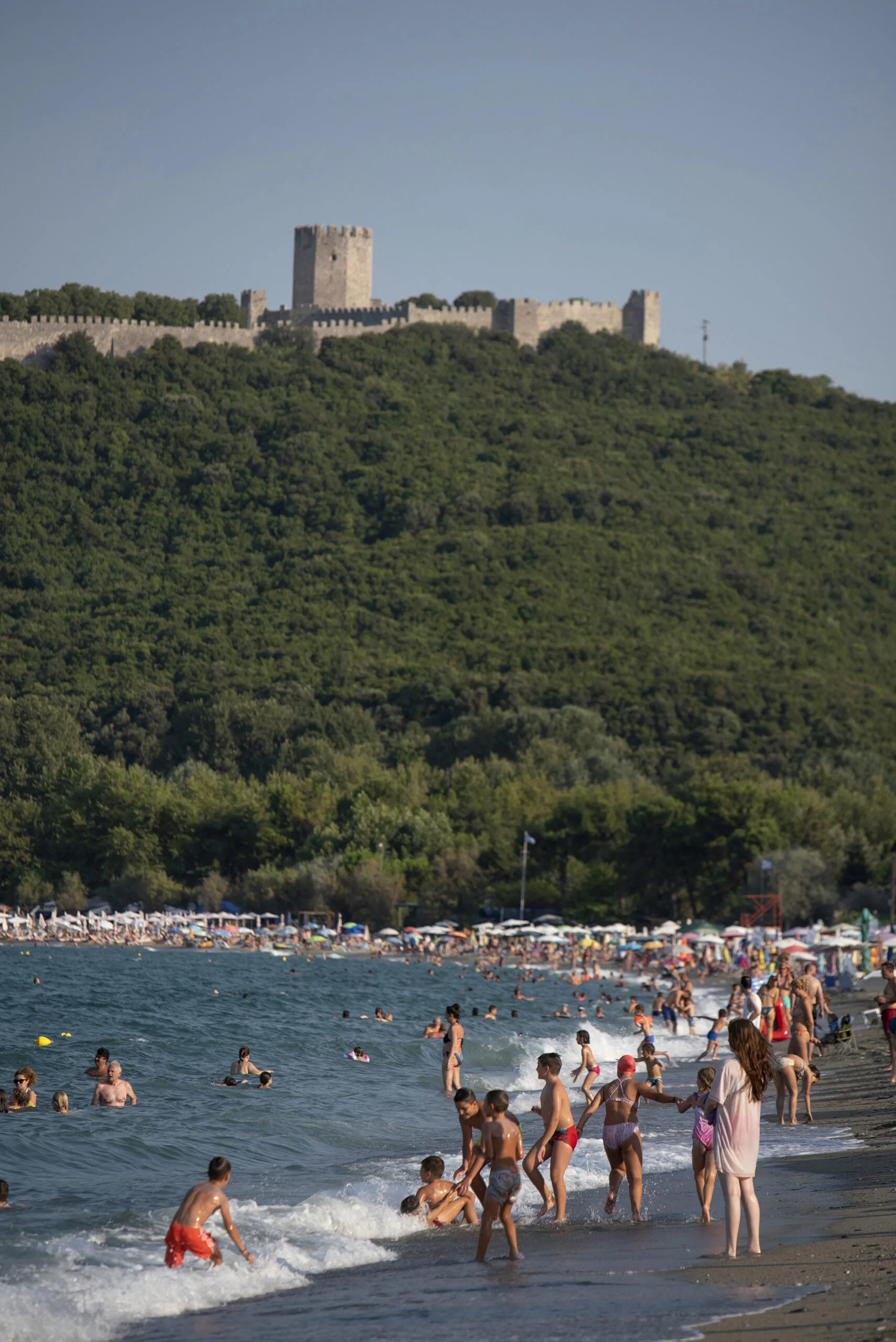 Δεν έκλεισες ακόμα διακοπές; 5 μέρη δίπλα στη θάλασσα όπου αξίζει να ψάξεις δωμάτιο τώρα Παραλία στην Πιερία με λουόμενους και το Κάστρο του Πλαταμώνα στο βάθος
