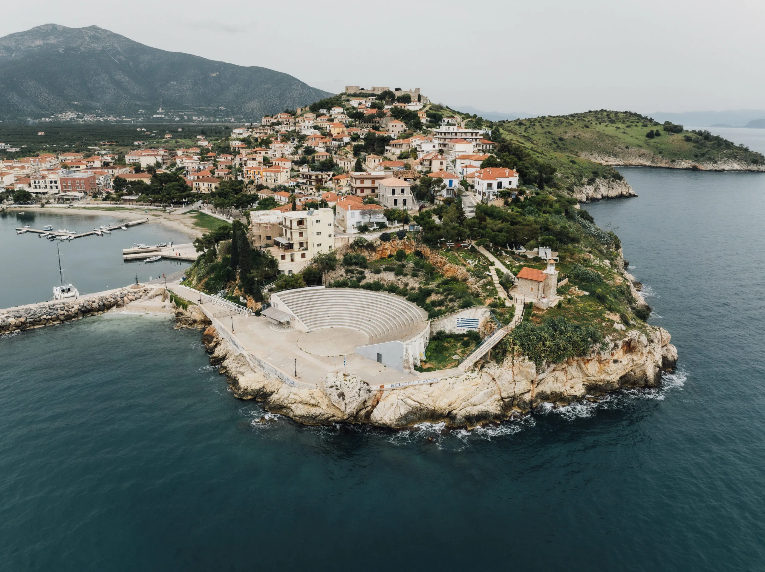 Το road trip της Πελοποννήσου που χωρά θάλασσα, καταρράκτες και λευκά χωριά σε ένα Σαββατοκύριακο Το Κάστρο Παραλίου Άστρους με θέα στον παραθαλάσσιο οικισμό και τον Αργολικό Κόλπο.