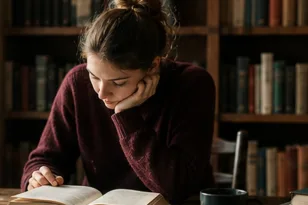 Νομίζεις ότι γνωρίζεις τον συγγραφέα που διαβάζεις; Η παράξενη οικειότητα που γεννούν τα βιβλία
