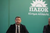 Μετωπική ΠΑΣΟΚ με Τσίπρα: «Συμβιβασμένος Μαδούρο» και «ανέκδοτο του καλοκαιριού»