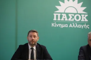 Μετωπική ΠΑΣΟΚ με Τσίπρα: «Συμβιβασμένος Μαδούρο» και «ανέκδοτο του καλοκαιριού»