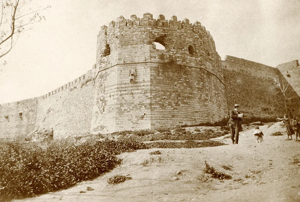 Σόκιν, σαρκαστικές και ξεκαρδιστικές: Οι παροιμίες που καταγράφηκαν στην Πάτρα το 1910 Κάτοικοι της Πάτρας κοντά στο Κάστρο περίπου το 1890