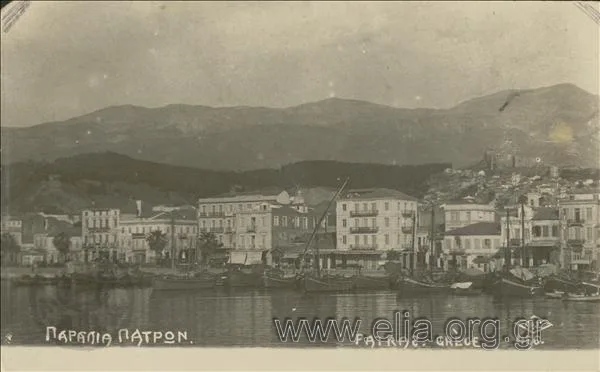 Γηροκομειό, πανηγύρια και Μόλος: Ο Δεκαπενταύγουστος της παλιάς Πάτρας Παλιά ασπρόμαυρη καρτ ποστάλ με την παραλία και τα κτίρια της Πάτρας.