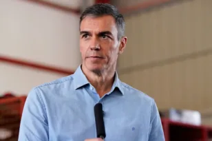 Σάλος στην Ισπανία: Ο Σάντσεθ ανέβασε playlist διακοπών εν μέσω της μεταναστευτικής κρίσης στη Θέουτα