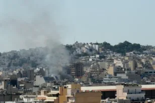 Συναγερμός στον Πειραιά: Φωτιά σε εγκαταλελειμμένο κτίριο – Έρευνα για τυχόν εγκλωβισμένους