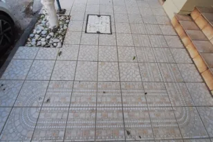 Κάθε πεζοδρόμιο και άλλο σχέδιο: Το τυχαίο μωσαϊκό της Πάτρας