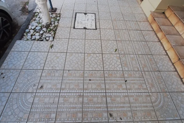 Κάθε πεζοδρόμιο και άλλο σχέδιο: Το τυχαίο μωσαϊκό της Πάτρας