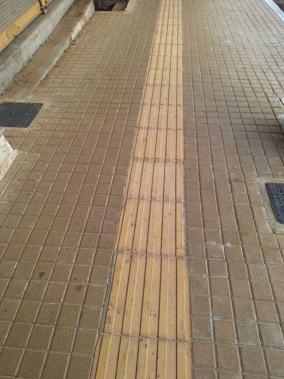 Κάθε πεζοδρόμιο και άλλο σχέδιο: Το τυχαίο μωσαϊκό της Πάτρας Κάθε πεζοδρόμιο και άλλο σχέδιο: Το τυχαίο μωσαϊκό της Πάτρας