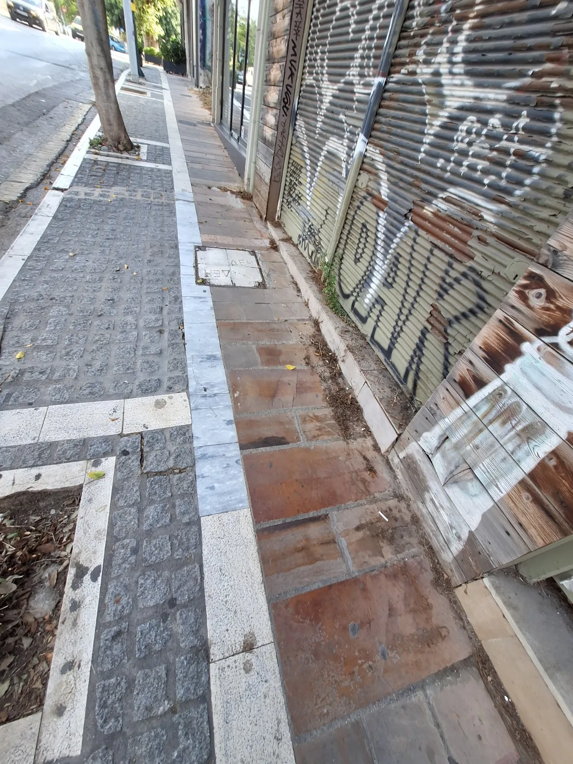 Κάθε πεζοδρόμιο και άλλο σχέδιο: Το τυχαίο μωσαϊκό της Πάτρας Κάθε πεζοδρόμιο και άλλο σχέδιο: Το τυχαίο μωσαϊκό της Πάτρας