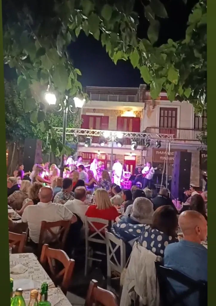 Οι παρέες ξανάσμιξαν σε μια μεγάλη λαϊκή γιορτή στα Καλάβρυτα Οι παρέες ξανάσμιξαν σε μια μεγάλη λαϊκή γιορτή στα Καλάβρυτα