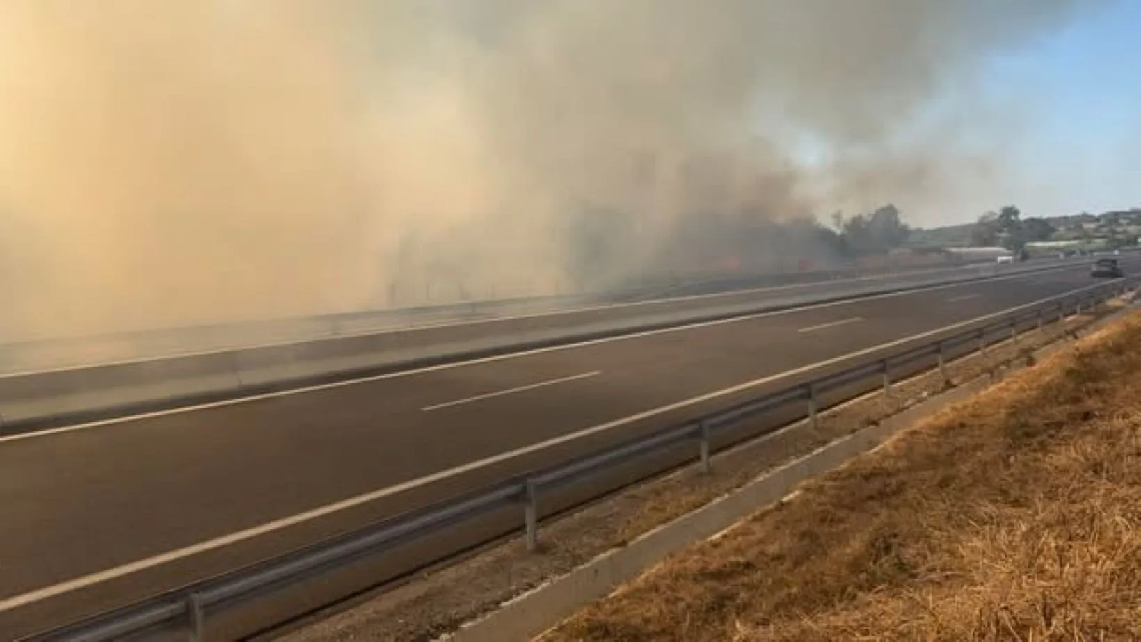 Φωτιά στην Ηλεία: Κλειστή η Εθνική Οδός Πατρών-Πύργου λόγω σοβαρού κινδύνου