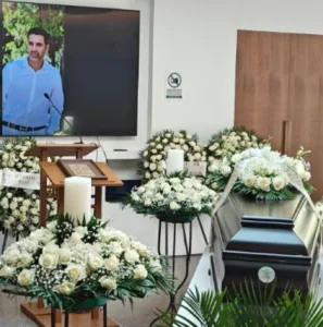 Το τελευταίο «αντίο» στην τελετή αποτέφρωσης του συντονιστή που σκοτώθηκε μετά τη σύγκρουση ελικοπτέρων στην Ψάθα, ΦΩΤΟ