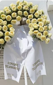 Το τελευταίο «αντίο» στην τελετή αποτέφρωσης του συντονιστή που σκοτώθηκε μετά τη σύγκρουση ελικοπτέρων στην Ψάθα, ΦΩΤΟ