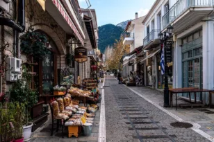 Καλάβρυτα: Νέοι κανόνες για τραπεζοκαθίσματα, τέντες και ανεμοφράκτες – Τι αλλάζει για τις επιχειρήσεις εστίασης