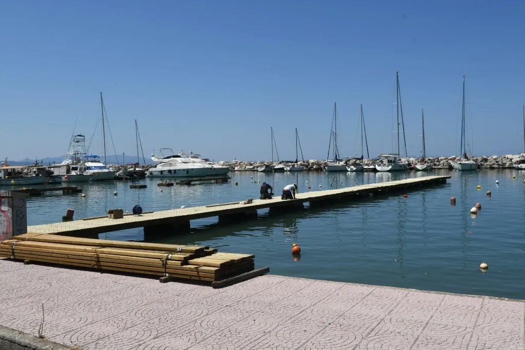 Μαρίνα Πατρών: Έφτασαν οι νέες πλωτές εξέδρες – Στόχος να λειτουργήσουν μέσα στον Σεπτέμβριο