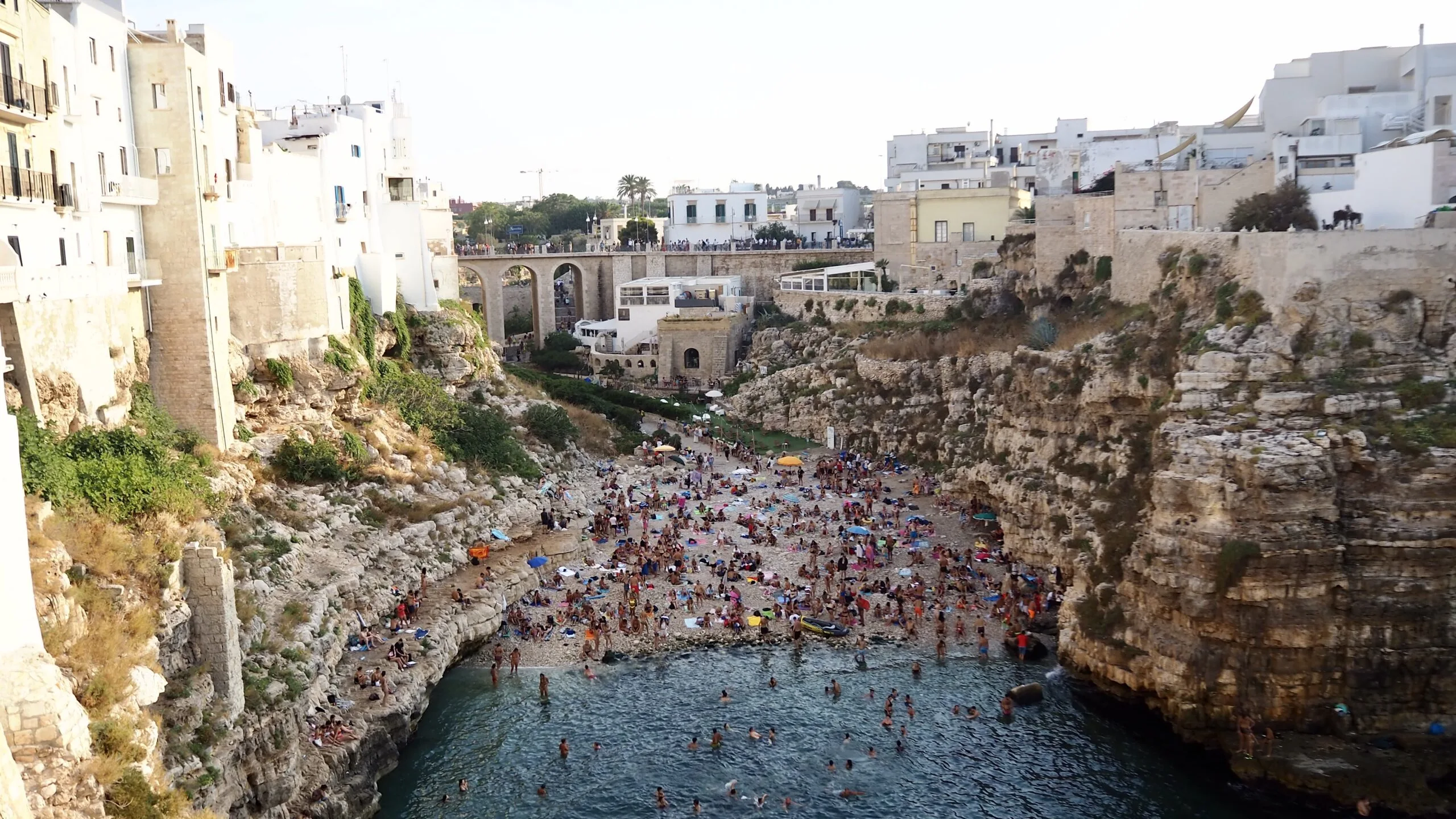 Πούλια: Η κινηματογραφική Ιταλία με τους τιρκουάζ όρμους και τα κατάλευκα χωριά Πούλια: Η κινηματογραφική Ιταλία με τους τιρκουάζ όρμους και τα κατάλευκα χωριά