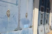 Παλιές μεταλλικές πόρτες σε πρόσοψη κτιρίου στην Πάτρα