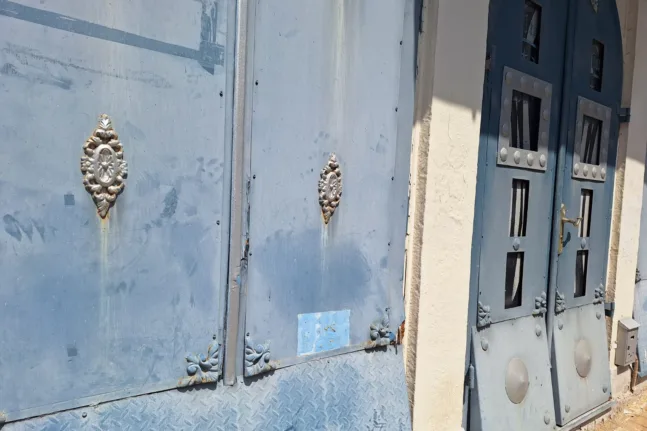 Παλιές μεταλλικές πόρτες σε πρόσοψη κτιρίου στην Πάτρα